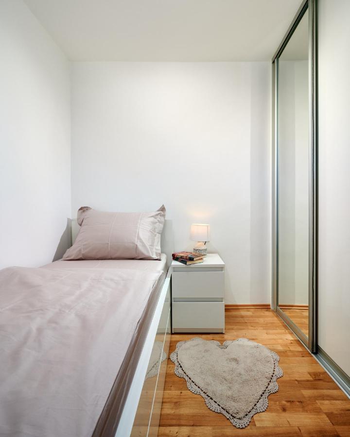Modern & Spacious Rooftop Apartment With Natual Sunlight Split Bagian luar foto