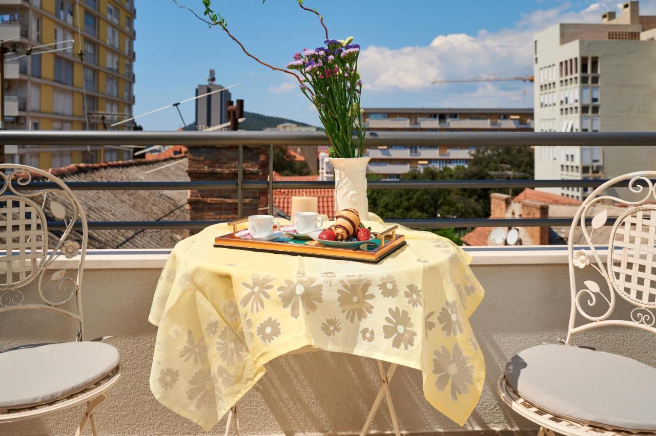 Modern & Spacious Rooftop Apartment With Natual Sunlight Split Bagian luar foto