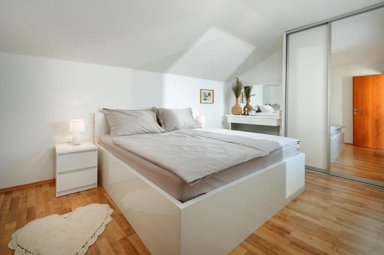 Modern & Spacious Rooftop Apartment With Natual Sunlight Split Bagian luar foto